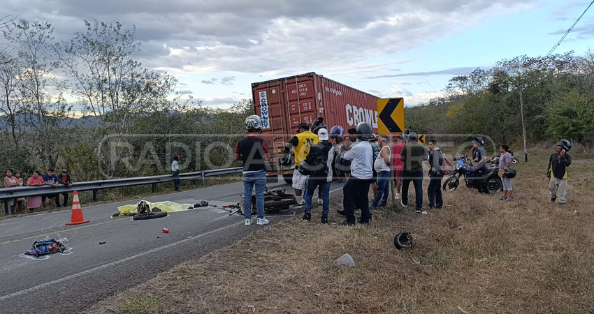 Motociclista murió al impactar con un furgón. Foto: Jacdiel Rivera/Radio ABC Stereo