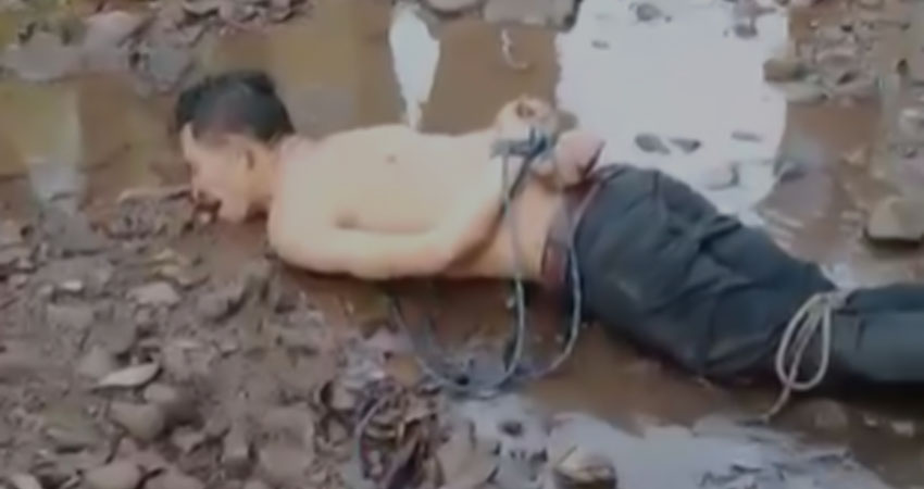 El responsable de la muerte del niño fue capturado y entregado a la policía. Foto: Captura de pantalla El responsable de la muerte del niño fue capturado y entregado a la policía. Foto: Captura de pantalla