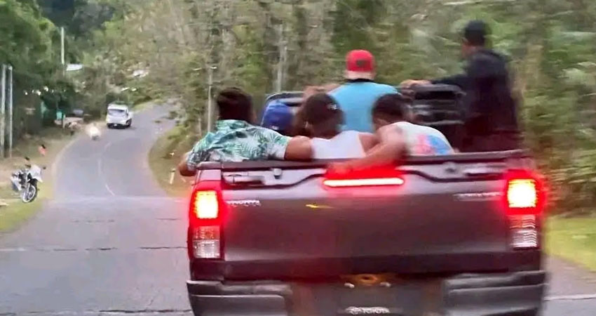 Conductor de camioneta embistió a evangélicos y huyó del lugar. Foto: Cortesía/Radio ABC Stereo Conductor de camioneta embistió a evangélicos y huyó del lugar. Foto: Cortesía/Radio ABC Stereo