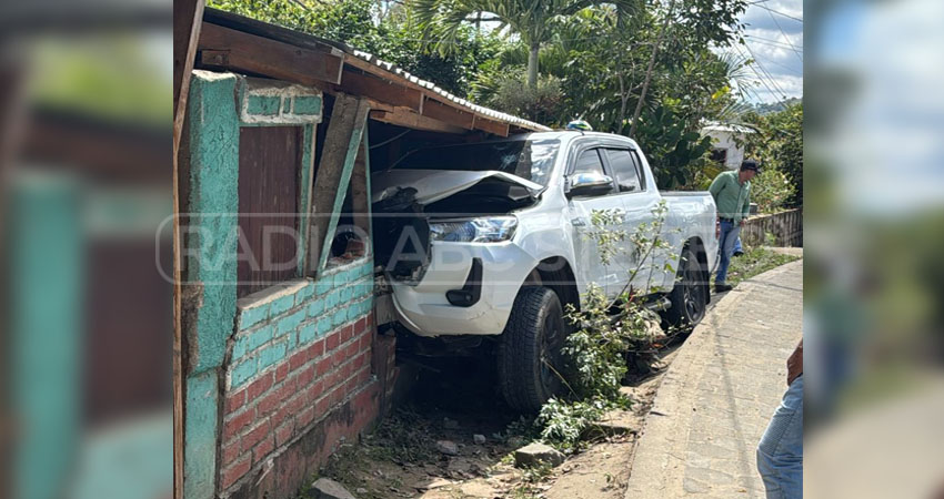 Conductor de camioneta se estrelló contra una vivienda. Foto: Cortesía/Radio ABC Stereo Conductor de camioneta se estrelló contra una vivienda. Foto: Cortesía/Radio ABC Stereo