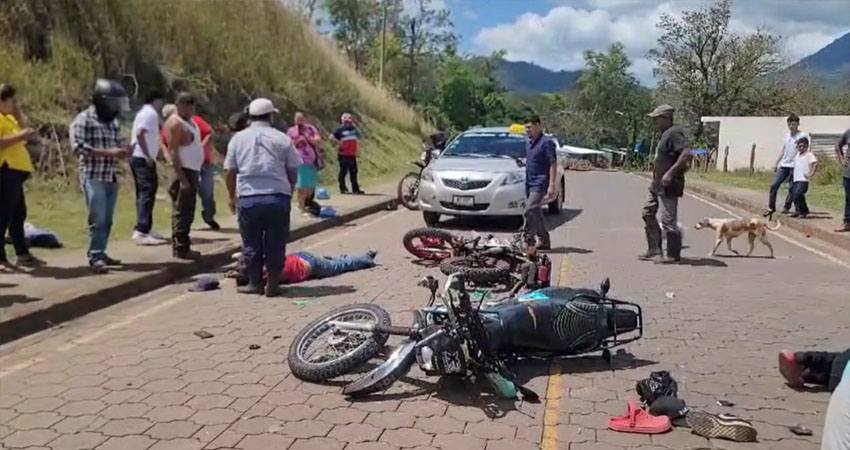 Las motocicletas quedaron con daños materiales significativos. Foto: Captura de pantalla/Radio ABC Stereo Las motocicletas quedaron con daños materiales significativos. Foto: Captura de pantalla/Radio ABC Stereo
