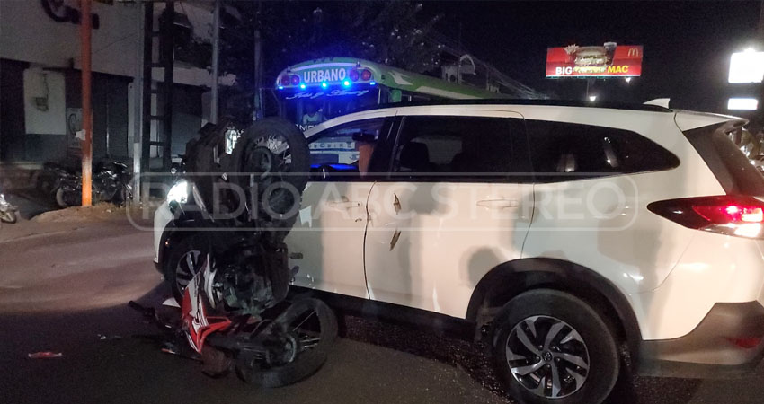 Motociclista impactó al costado de un vehículo. Foto: José Enrique Ortega/Radio ABC Stereo Motociclista impactó al costado de un vehículo. Foto: José Enrique Ortega/Radio ABC Stereo