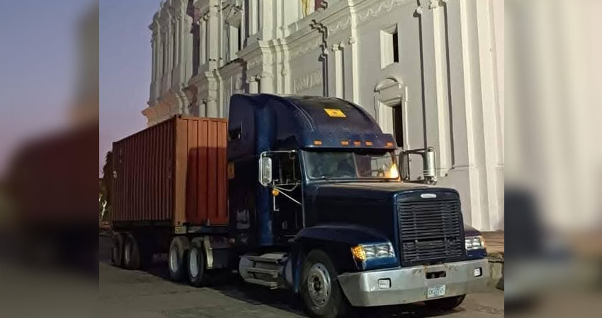 Transporte pesado irrumpe en histórica calle de León. Foto: Cortesía/Radio ABC Stereo Transporte pesado irrumpe en histórica calle de León. Foto: Cortesía/Radio ABC Stereo