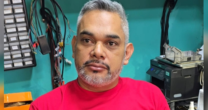 Se trata de Arlis Ulises Vanegas, un experto y apasionado del mundo electrónico automotriz que lleva sus conocimientos al alcance de todos.