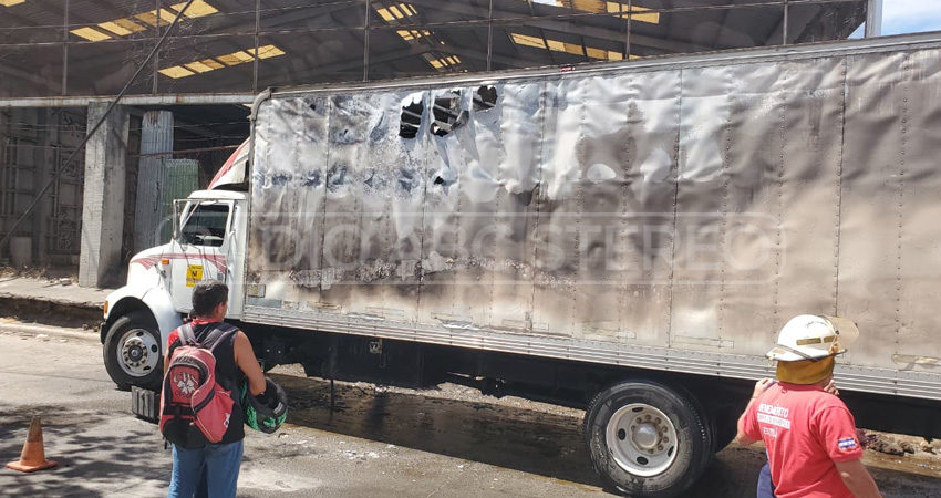 Las pérdidas fueron parciales en la caja metálica del camión. Foto: José Enrique Ortega/Radio ABC Stereo