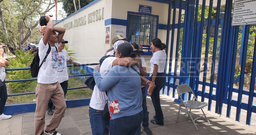 Emoción y llanto. La familia de Marcos Rizo se fundió en abrazos tras conocer el fallo de culpabilidad en contra de Luis Vázquez.
