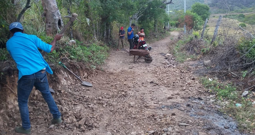 El camino es reparado por los comunitarios. Foto: Juan Fco. Dávila/Radio ABC Stereo El camino es reparado por los comunitarios. Foto: Juan Fco. Dávila/Radio ABC Stereo