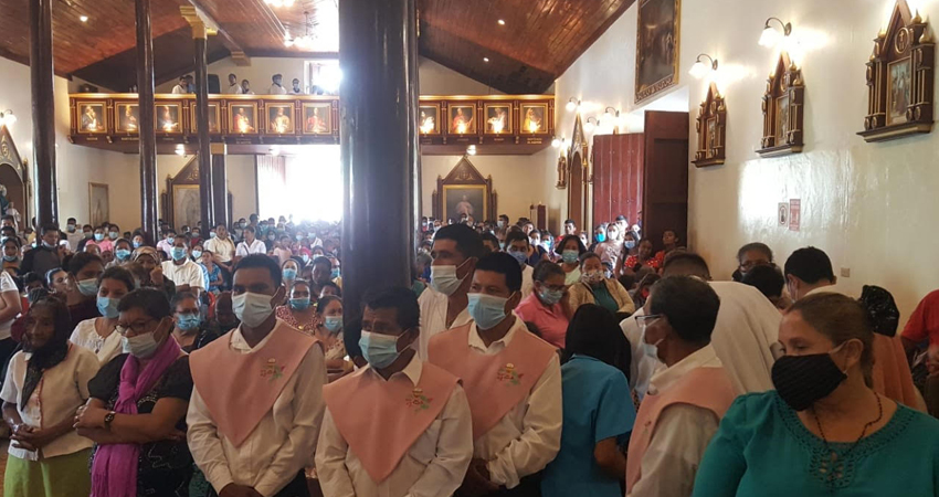 Feligreses reunidos en Mozonte. Foto: Cortesía