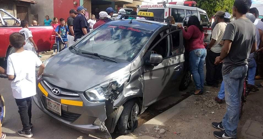 La joven motociclista fue trasladada al hospital. Foto: Juan Fco. Dávila/Radio ABC Stereo La joven motociclista fue trasladada al hospital. Foto: Juan Fco. Dávila/Radio ABC Stereo