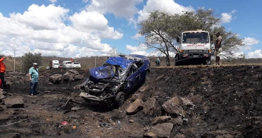 El vehículo quedó destruido. Foto: Juan Fco. Dávila/Radio ABC Stereo El vehículo quedó destruido. Foto: Juan Fco. Dávila/Radio ABC Stereo
