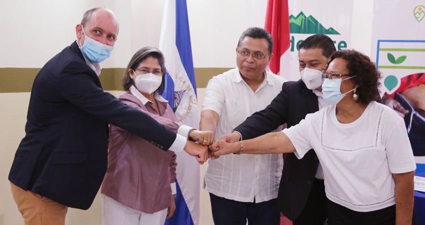 Representantes de la Cooperación Suiza en América Central, Fundenuse, MEFCCA, Swisscontact y Fundación Prodel. Foto: Cortesía/Swisscontact Representantes de la Cooperación Suiza en América Central, Fundenuse, MEFCCA, Swisscontact y Fundación Prodel. Foto: Cortesía/Swisscontact