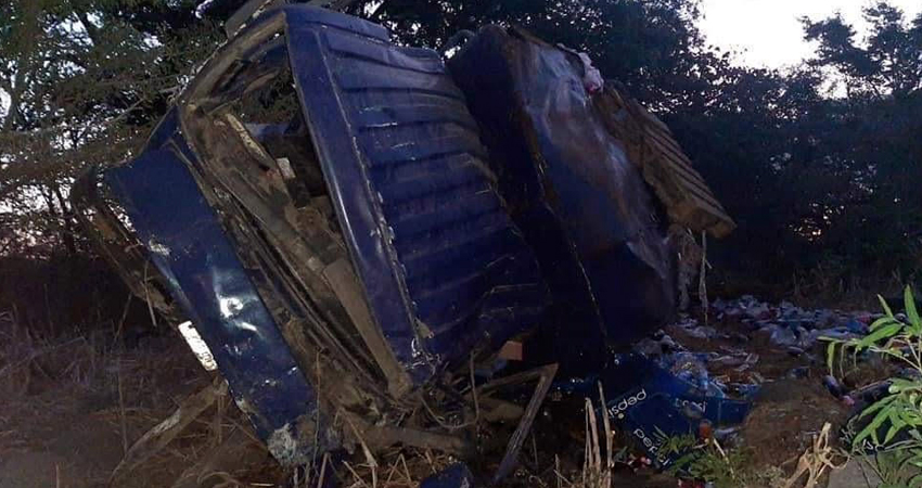 El camión quedó volcado a un lado del camino. Foto: Cortesía El camión quedó volcado a un lado del camino. Foto: Cortesía