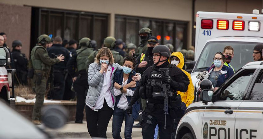 Trabajadoras del supermercado abandonan la zona del tiroteo, este lunes en Boulder, Colorado (EE UU). FOTO: AFP Trabajadoras del supermercado abandonan la zona del tiroteo, este lunes en Boulder, Colorado (EE UU). FOTO: AFP