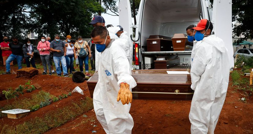Trabajadores entierran a una víctima de la covid-19 en el cementerio Viola Formosa de São Paulo. Foto: EFE Trabajadores entierran a una víctima de la covid-19 en el cementerio Viola Formosa de São Paulo. Foto: EFE