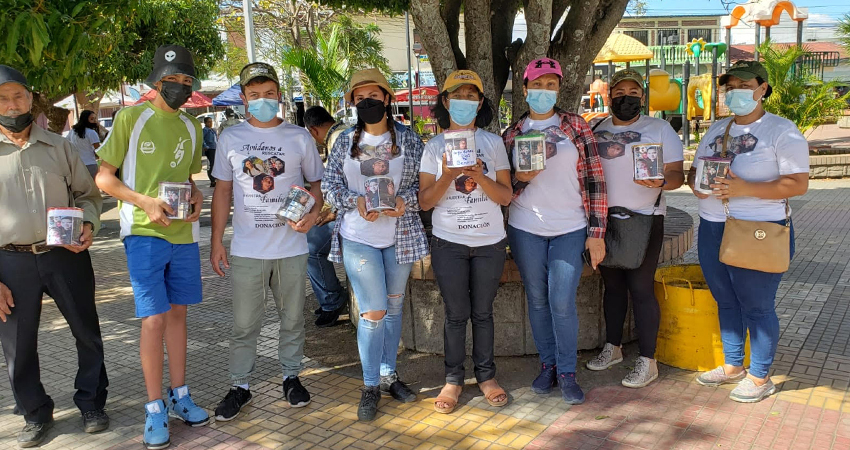 Los familiares de los secuestrados andan identificados con camisetas blancas y fotografías. Foto: José Enrique Ortega/Radio ABC Stereo Los familiares de los secuestrados andan identificados con camisetas blancas y fotografías. Foto: José Enrique Ortega/Radio ABC Stereo