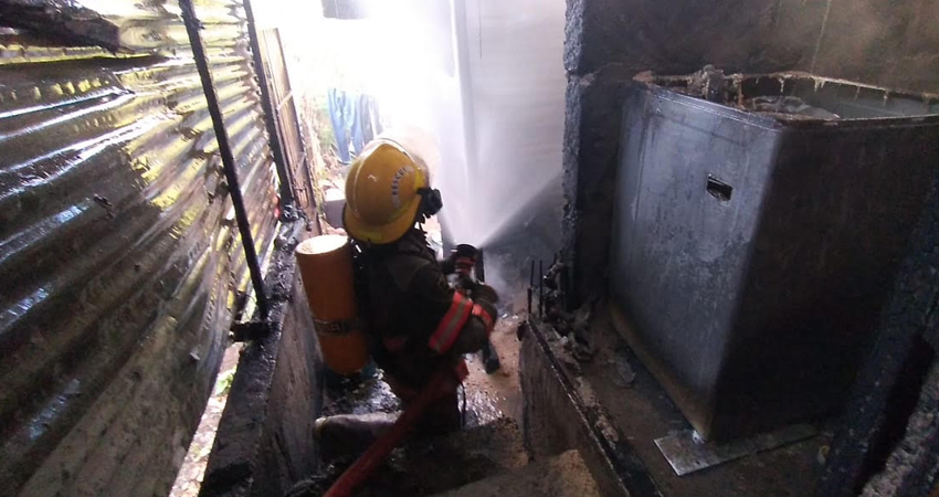 La emergencia fue atendida y controlada por los bomberos. Foto: Cortesía/Radio ABC Stereo La emergencia fue atendida y controlada por los bomberos. Foto: Cortesía/Radio ABC Stereo