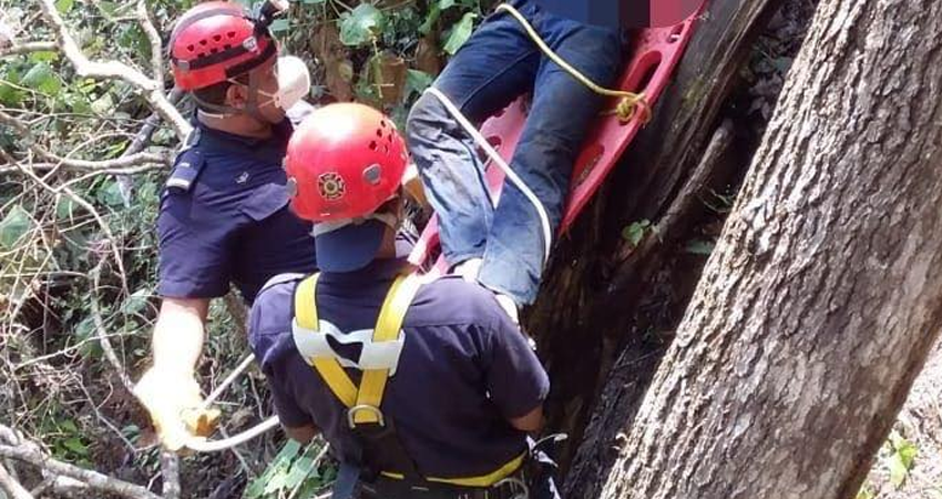 El cuerpo fue rescatado por los bomberos. Foto: Cortesía/Radio ABC Stereo