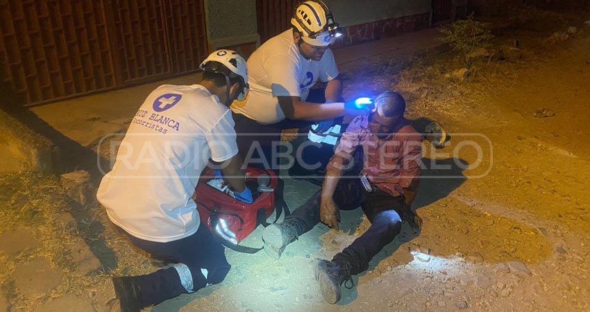 Lesionado fue asistido por socorristas de Cruz Blanca. Foto: Cortesía/Radio ABC Stereo Lesionado fue asistido por socorristas de Cruz Blanca. Foto: Cortesía/Radio ABC Stereo