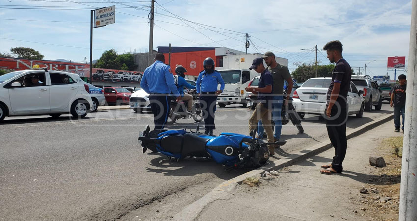 Motociclista impactó con camioneta. Foto: José Enrique Ortega/Radio ABC Stereo Motociclista impactó con camioneta. Foto: José Enrique Ortega/Radio ABC Stereo