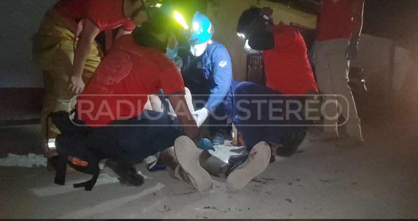 Miembros del Benemérito Cuerpo de Bomberos acudieron al lugar. Foto: José Enrique Ortega/Radio ABC Stereo Miembros del Benemérito Cuerpo de Bomberos acudieron al lugar. Foto: José Enrique Ortega/Radio ABC Stereo
