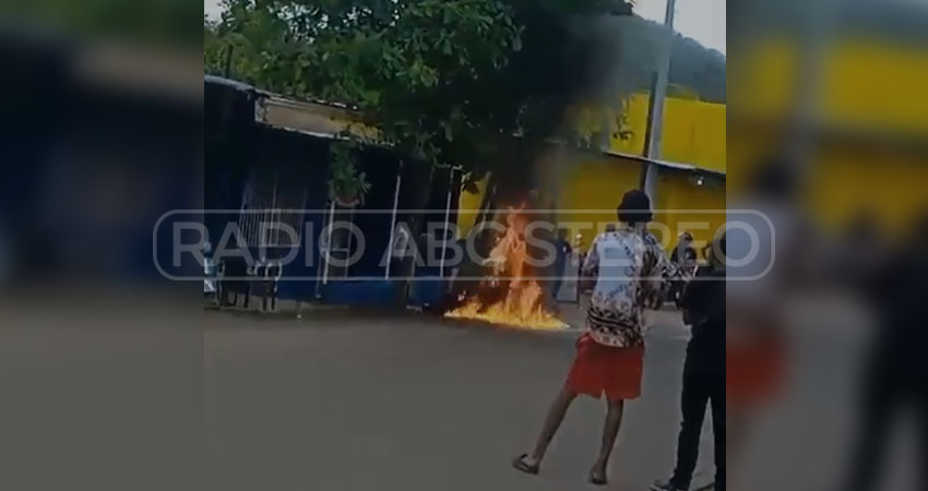 Motocicleta incendiada en Pueblo Nuevo, Estelí.          Foto: Captura de pantalla / Radio ABC Stereo
