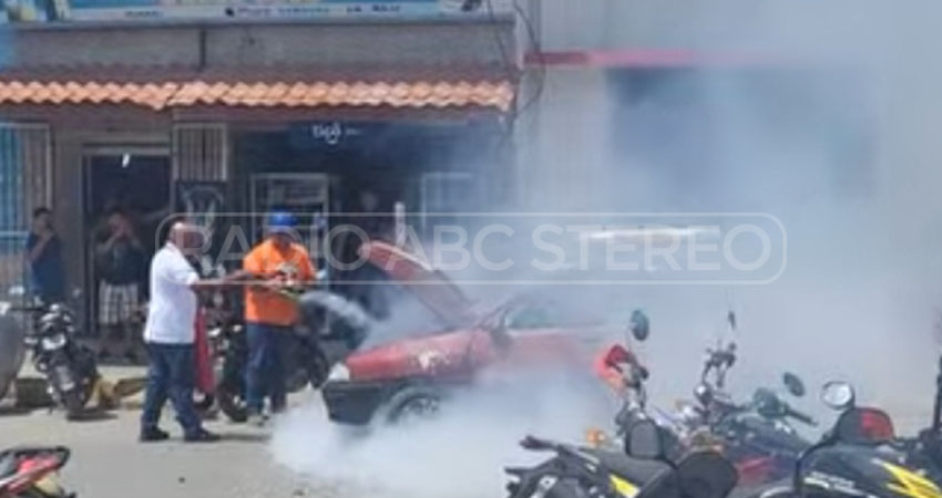 Comerciantes consiguieron un extinguidor para sofocar las llamas. Foto: Cortesía/Radio ABC Stereo Comerciantes consiguieron un extinguidor para sofocar las llamas. Foto: Cortesía/Radio ABC Stereo