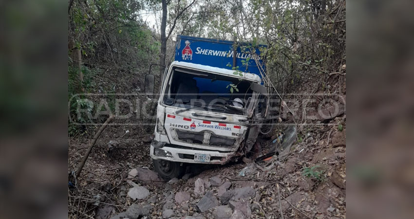 El accidente dejó daños en el camión. Foto: Cortesía/Radio ABC Stereo El accidente dejó daños en el camión. Foto: Cortesía/Radio ABC Stereo