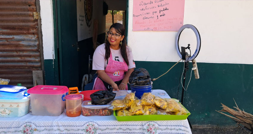 María José López emprendió con un negocio de fritanga que promueve a través de TikTok. Foto: Famnuel Úbeda/Radio ABC Stereo