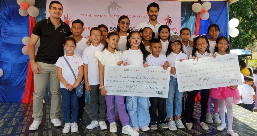 Representantes de la empresa junto a niños y niñas que forman parte del programa. Foto: José Enrique Ortega/Radio ABC Stereo Representantes de la empresa junto a niños y niñas que forman parte del programa. Foto: José Enrique Ortega/Radio ABC Stereo