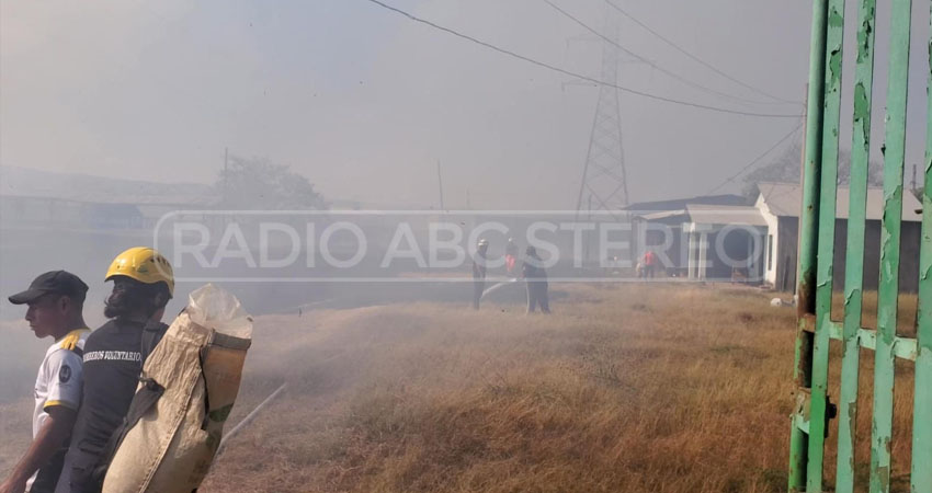Bomberos sofocan incendio de maleza. Foto: Cortesía/Radio ABC Stereo Bomberos sofocan incendio de maleza. Foto: Cortesía/Radio ABC Stereo