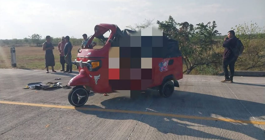 Fatal colisión entre mototaxi y furgón en La Paz Centro. Foto: Cortesía/Radio ABC Stereo Fatal colisión entre mototaxi y furgón en La Paz Centro. Foto: Cortesía/Radio ABC Stereo