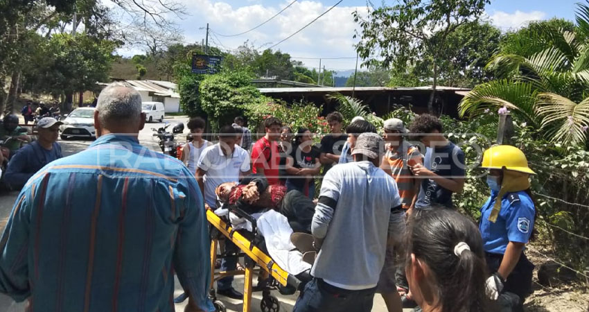 El lesionado fue trasladado a un centro asistencial. Foto:Cortesía/Radio ABC Stereo El lesionado fue trasladado a un centro asistencial. Foto:Cortesía/Radio ABC Stereo