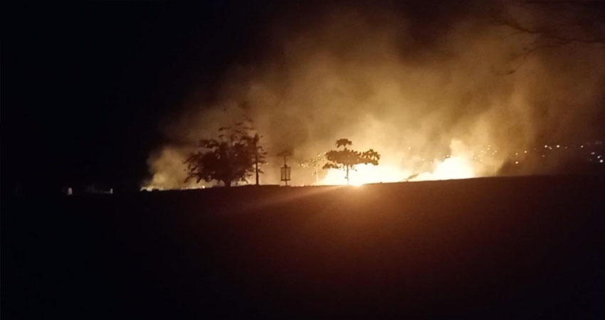 El incendio atemorizó a varias familias de la zona. Foto: Captura de pantalla/Radio ABC Stereo