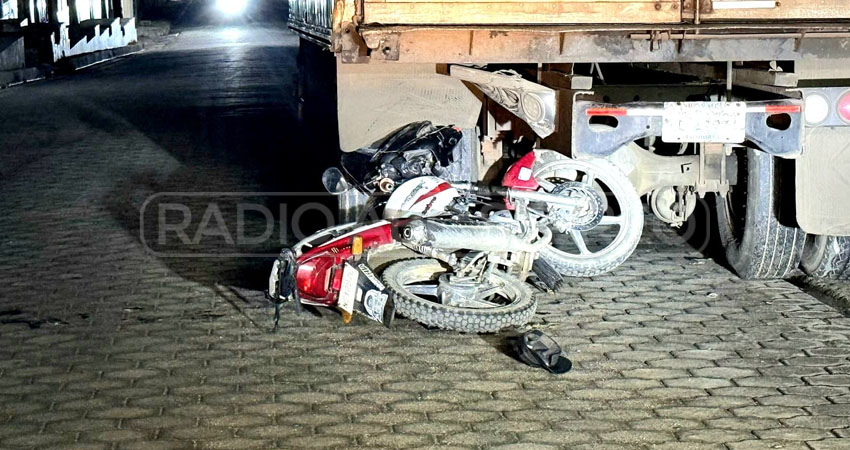 Motociclista lesionado al impactar contra un camión estacionado.             Foto: Cortesía / Radio ABC Stereo Motociclista lesionado al impactar contra un camión estacionado.             Foto: Cortesía / Radio ABC Stereo
