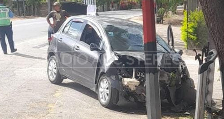 Conductor se estrelló contra u árbol.  Foto: Cortesía/Radio ABC Stereo Conductor se estrelló contra u árbol.  Foto: Cortesía/Radio ABC Stereo