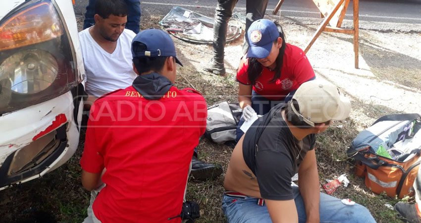 Dos de los lesionados se transportaban en el camioncito. Foto: Cortesía/Radio ABC Stereo Dos de los lesionados se transportaban en el camioncito. Foto: Cortesía/Radio ABC Stereo