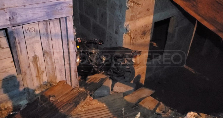 La motocicleta quedó entre dos paredes. Foto: José Enrique Ortega/Radio ABC Stereo