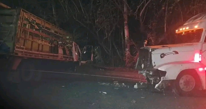 El camión presentó fallas mecánicas e impactó contra la rastra que estaba estacionada.