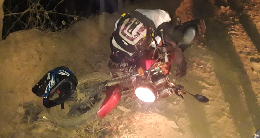 La víctima fue hallada sin vida sobre su moto. Foto: Juan Fco. Dávila/Radio ABC Stereo La víctima fue hallada sin vida sobre su moto. Foto: Juan Fco. Dávila/Radio ABC Stereo