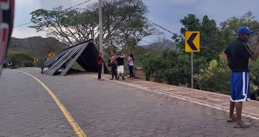 Los techos quedaron a varios metros de las viviendas. Foto: Cortesía Los techos quedaron a varios metros de las viviendas. Foto: Cortesía