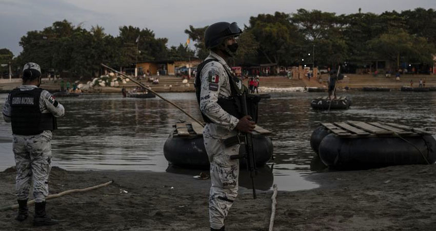 Miembros de la Guardia Nacional vigilan la orilla del río Suchiate, en la frontera entre México y Guatemala. Foto: El País Miembros de la Guardia Nacional vigilan la orilla del río Suchiate, en la frontera entre México y Guatemala. Foto: El País