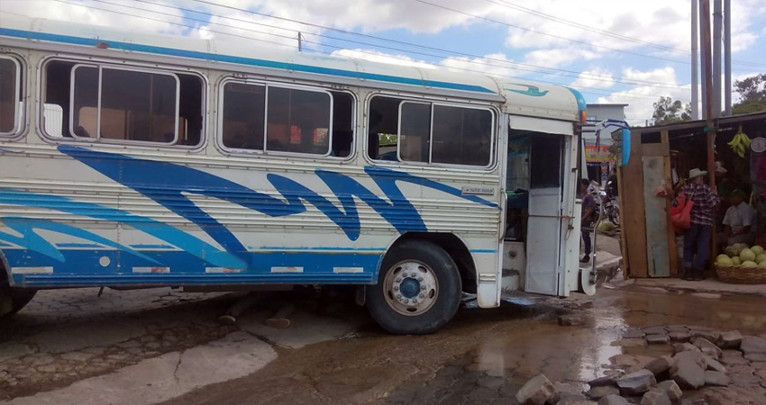 Bus quedó embancado. Foto: Juan Fco. Dávila/Radio ABC Stereo Bus quedó embancado. Foto: Juan Fco. Dávila/Radio ABC Stereo