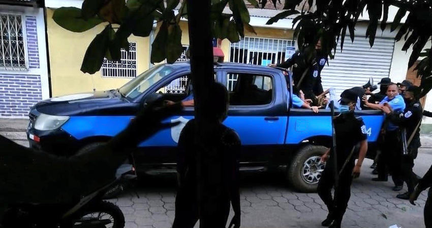 Los familiares y amigos de Franco fueron llevados a la estación policial, donde estuvieron aproximadamente una hora. Foto: Cortesía/Radio ABC Stereo Los familiares y amigos de Franco fueron llevados a la estación policial, donde estuvieron aproximadamente una hora. Foto: Cortesía/Radio ABC Stereo