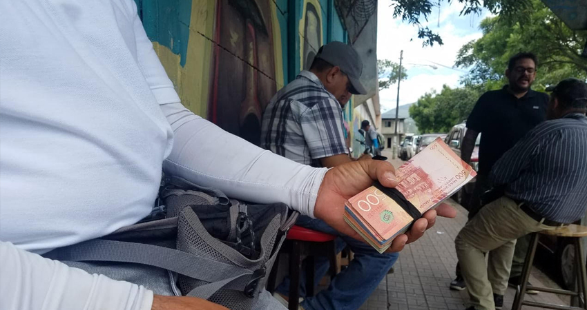 El carnet acredita el trabajo de los cambistas. Foto: Alba Nubia Lira/Radio ABC Stereo