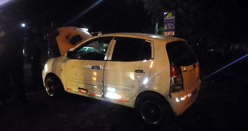 Las llamas afectaron al motor, sistema eléctrico y parte de la carrocería. Foto: Juan Fco. Dávila/Radio ABC Stereo Las llamas afectaron al motor, sistema eléctrico y parte de la carrocería. Foto: Juan Fco. Dávila/Radio ABC Stereo