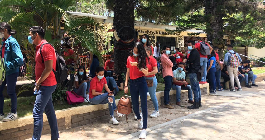 Los estudiantes y padres de familia sostuvieron una reunión con autoridades de UCATSE. Foto: Roberto Mora/Radio ABC Stereo Los estudiantes y padres de familia sostuvieron una reunión con autoridades de UCATSE. Foto: Roberto Mora/Radio ABC Stereo