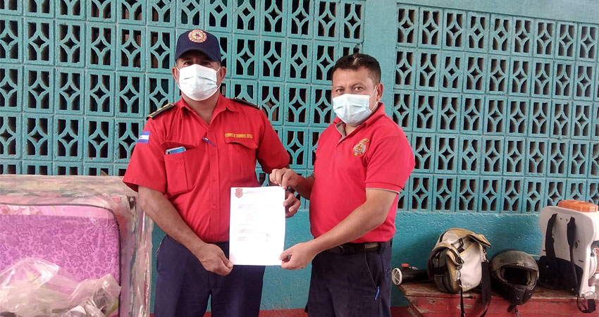 Donación al Benemérito Cuerpo de Bomberos. Foto: Juan Fco. Dávila/Radio ABC Stereo