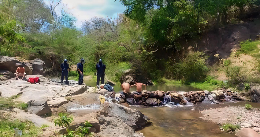 El cuerpo fue rescatado por personas que estaban en el sitio. Foto: Cortesía/Radio ABC Stereo El cuerpo fue rescatado por personas que estaban en el sitio. Foto: Cortesía/Radio ABC Stereo