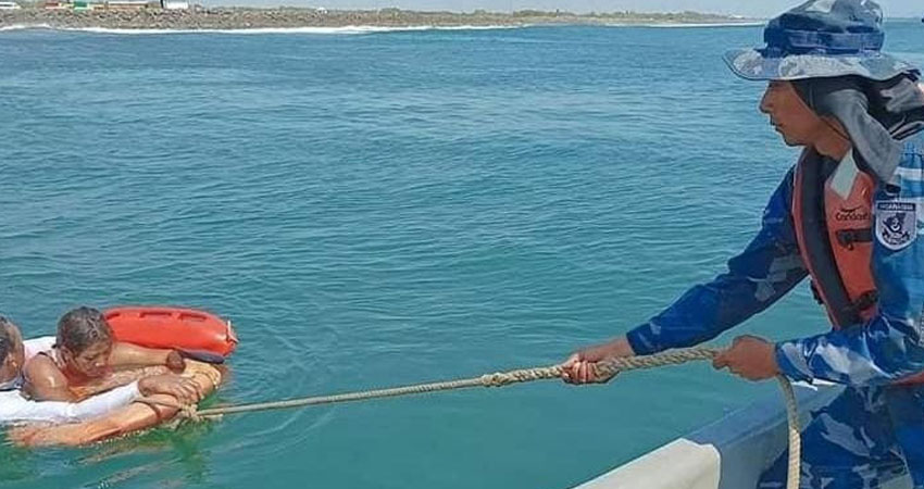 Oficiales navales rescatan a una mujer en Paso Caballos. Foto: Distrito Naval Pacífico