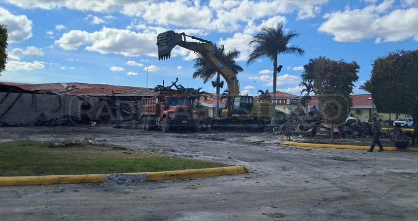 El pasado martes inició la remoción de escombros. Foto: Famnuel Úbeda/Radio ABC Stereo